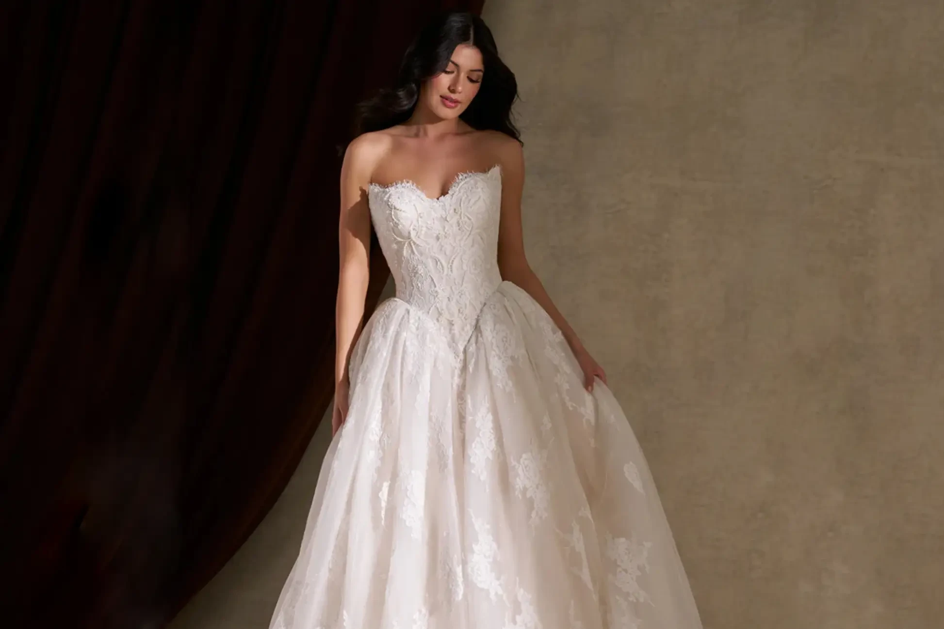 Photo of the model wearing an wedding gowns