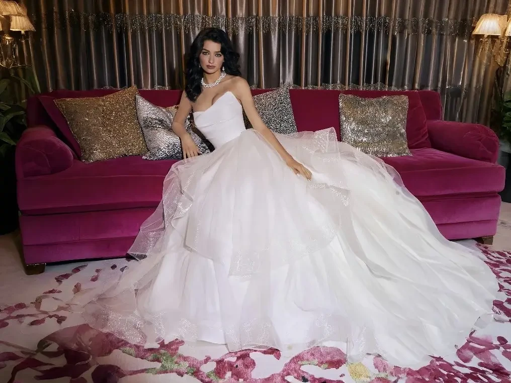 Photo of the model wearing an wedding gowns