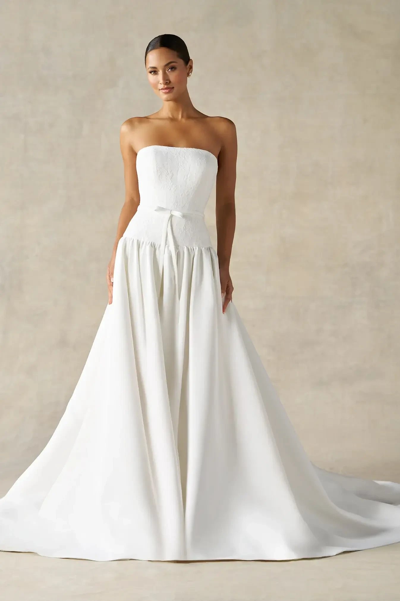 Model wearing a white wedding dress A1470